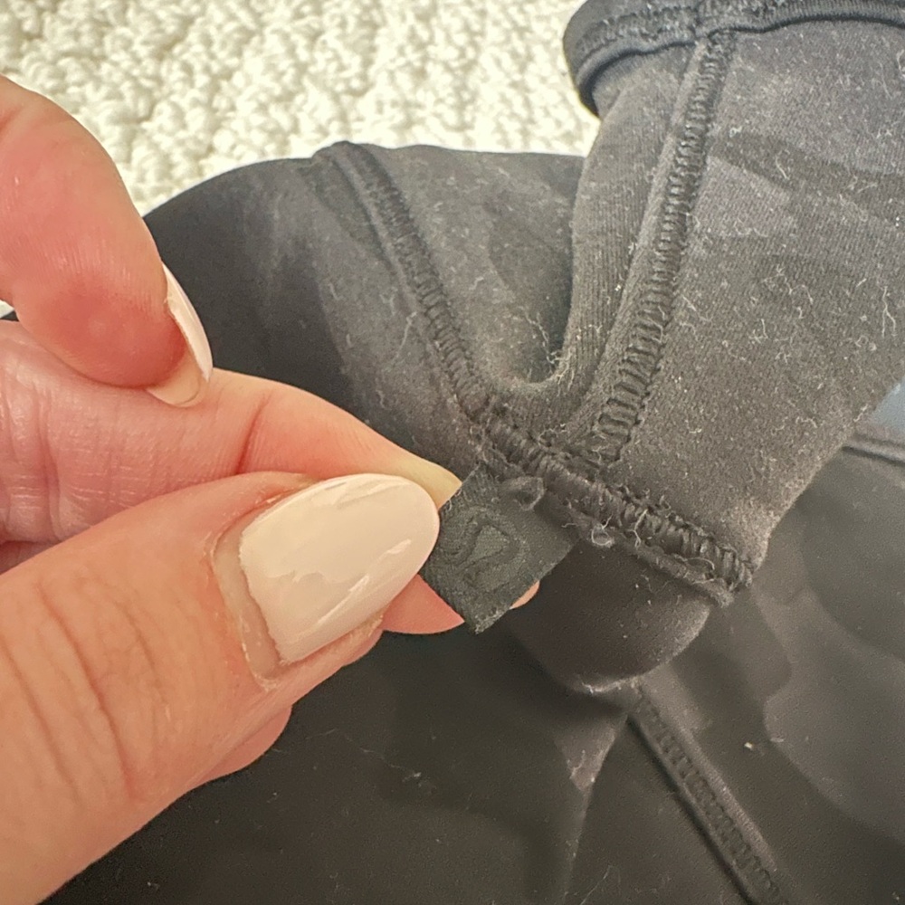 BLACK camo lululemon power pivot size 4 - Picture 3 of 3